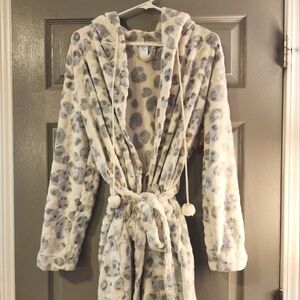 Sleep Chic Plush Robe / Grey and White Leopard Print / Size Women's Medium